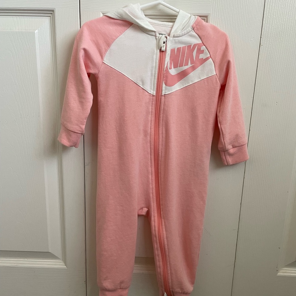 Pink Nike outfit (infant)